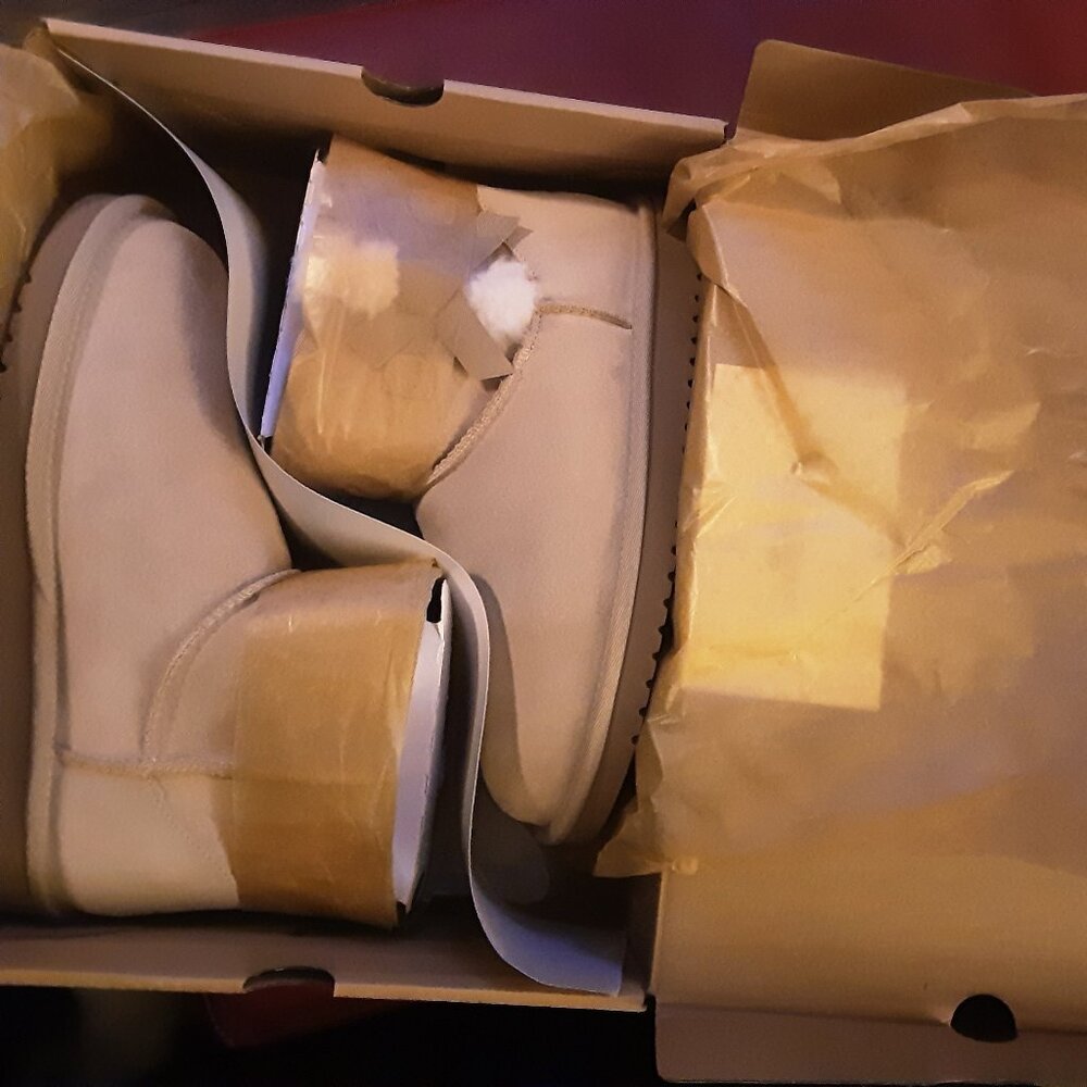 *NWT* UGG Koolaburra Ankle Boots Size 8 Camel Tan *Never Worn